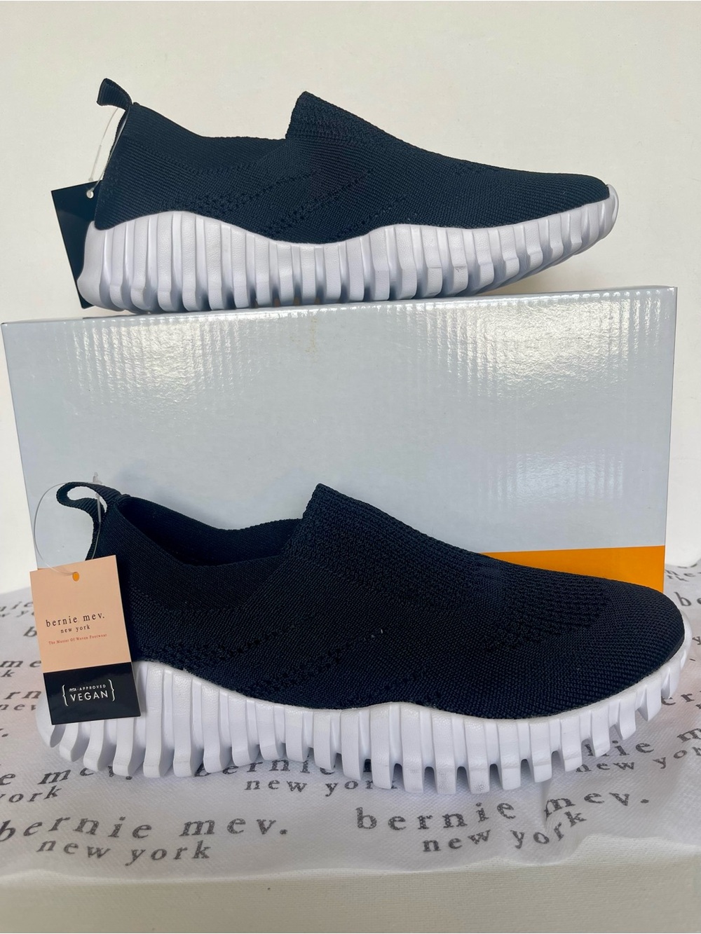 NIB BERNIE MEV NEW YORK GRAVITAS STRETCH COMFORT CUSHIONED CASUAL WOMENS SIZE 8